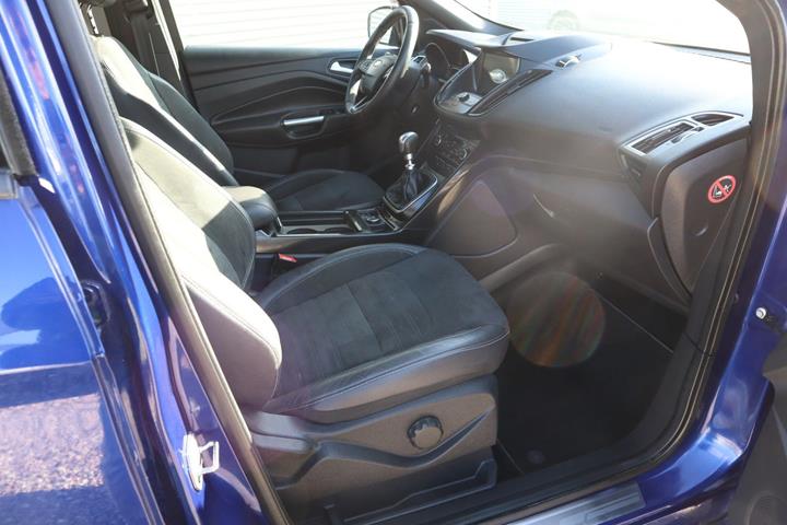 Blå Ford Kuga fra 2017