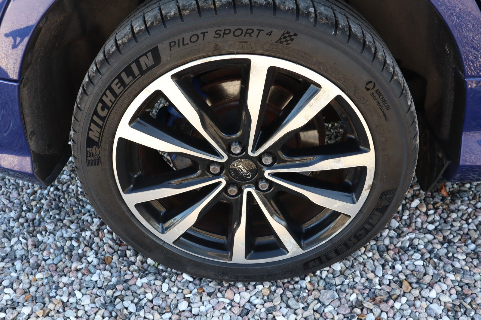 Blå Ford Kuga fra 2017