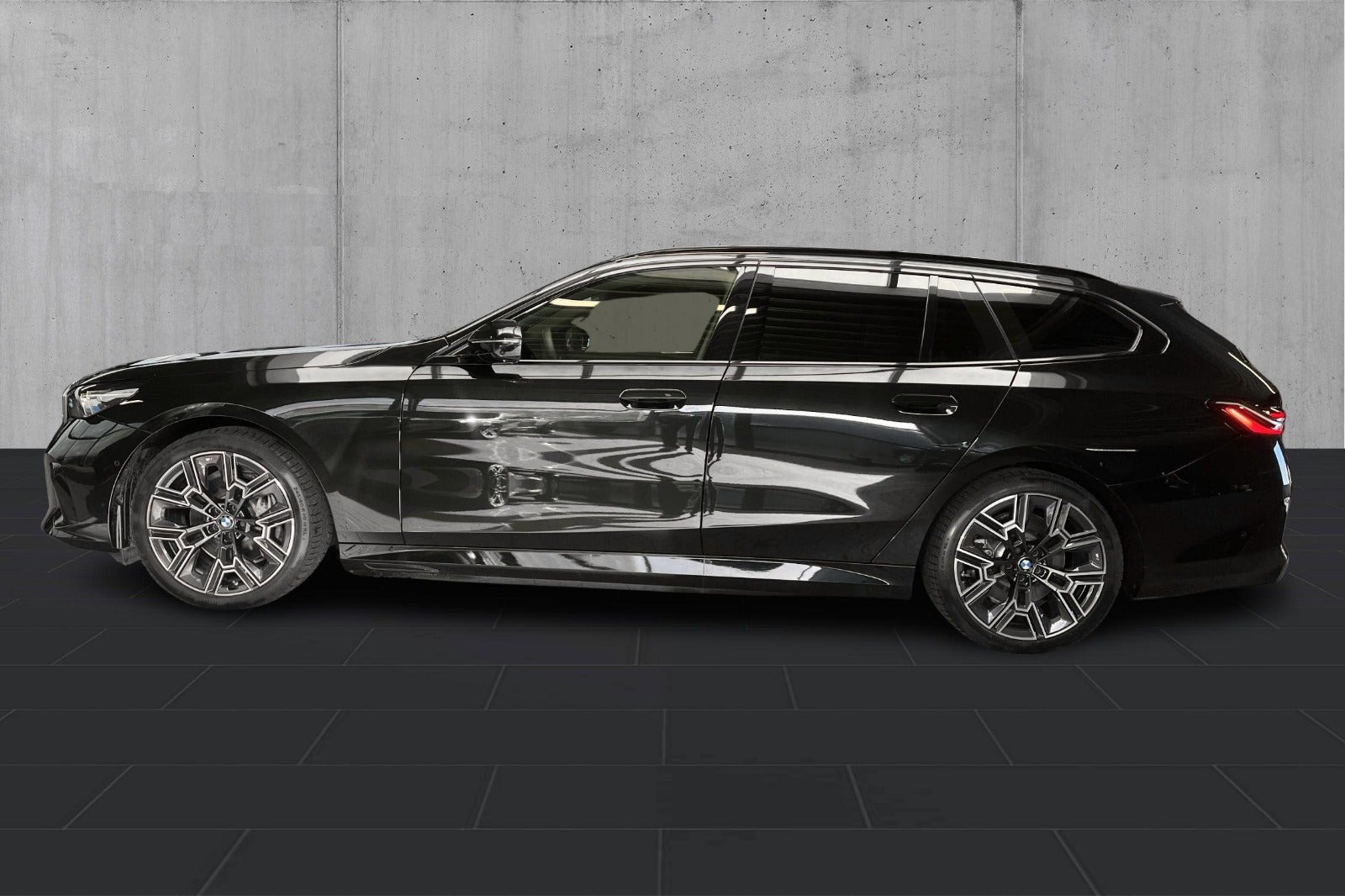 Sort BMW i5 fra 2026