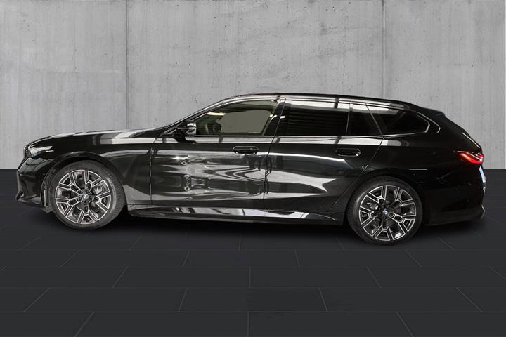 Sort BMW i5 fra 2026