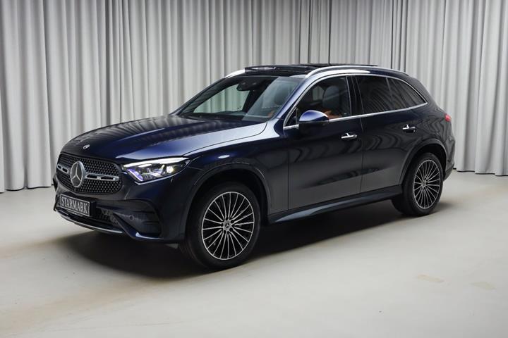 Blå Mercedes GLC400 e fra 2023