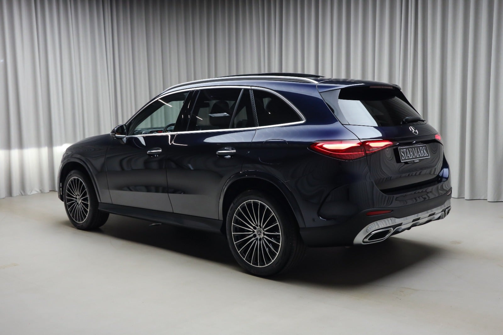 Blå Mercedes GLC400 e fra 2023