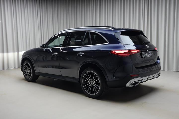 Blå Mercedes GLC400 e fra 2023