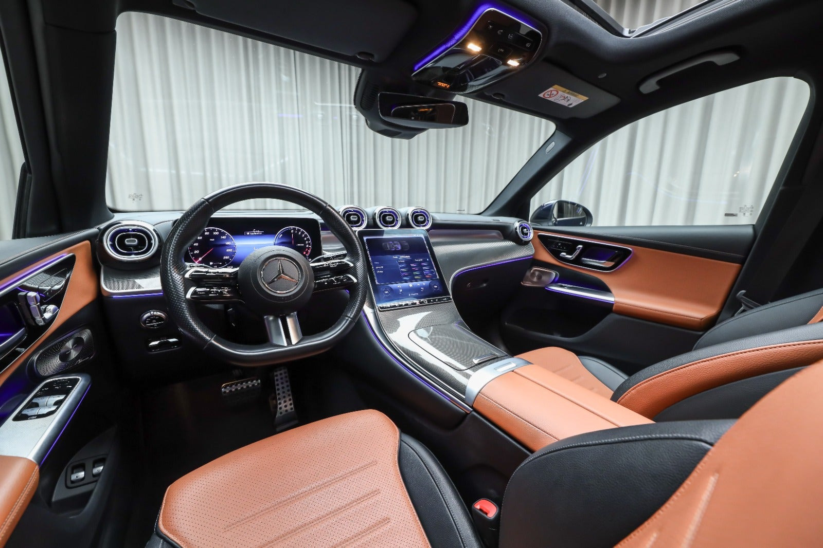 Blå Mercedes GLC400 e fra 2023