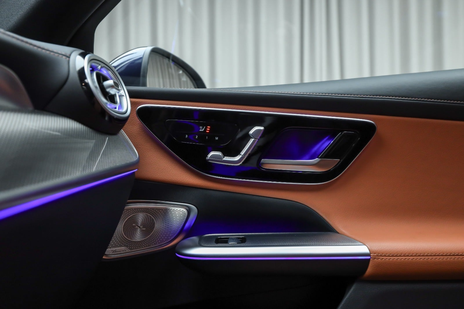 Blå Mercedes GLC400 e fra 2023