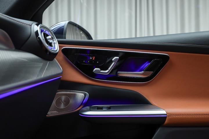 Blå Mercedes GLC400 e fra 2023