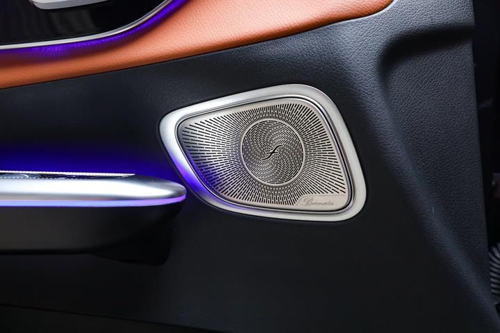 Blå Mercedes GLC400 e fra 2023