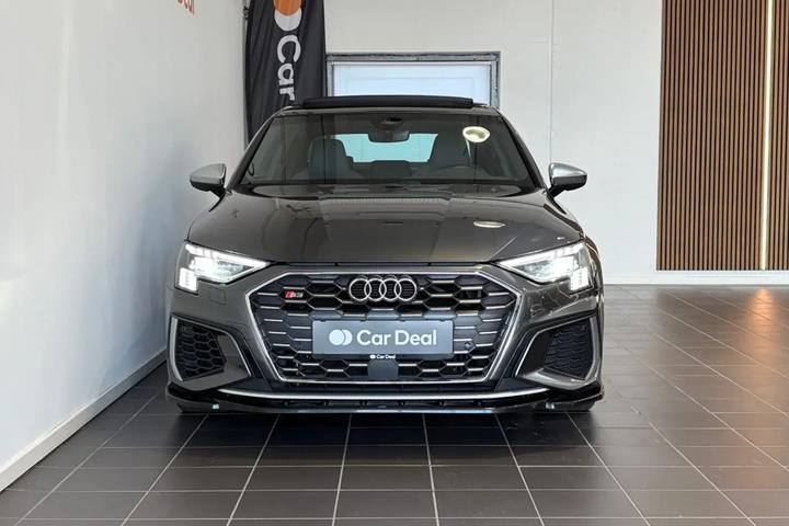 Rød Audi S3 fra 2022