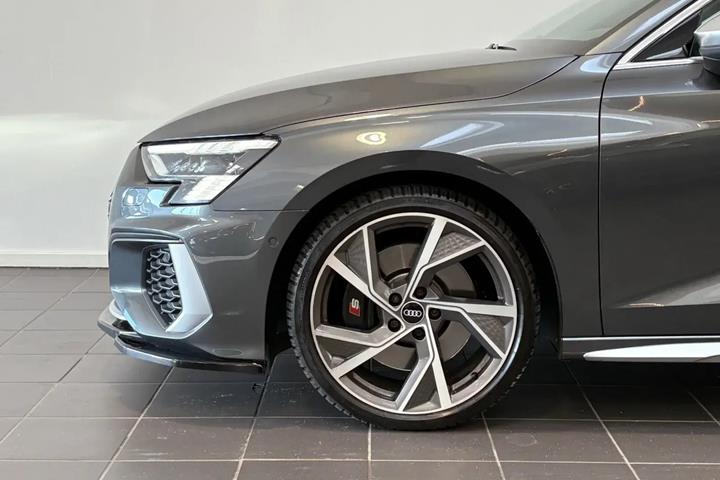 Rød Audi S3 fra 2022
