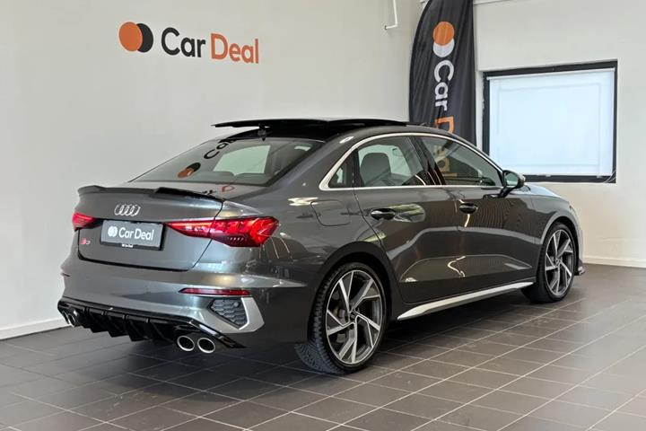Rød Audi S3 fra 2022