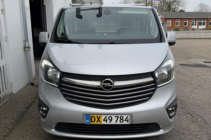 Sølv Opel Vivaro fra 2015