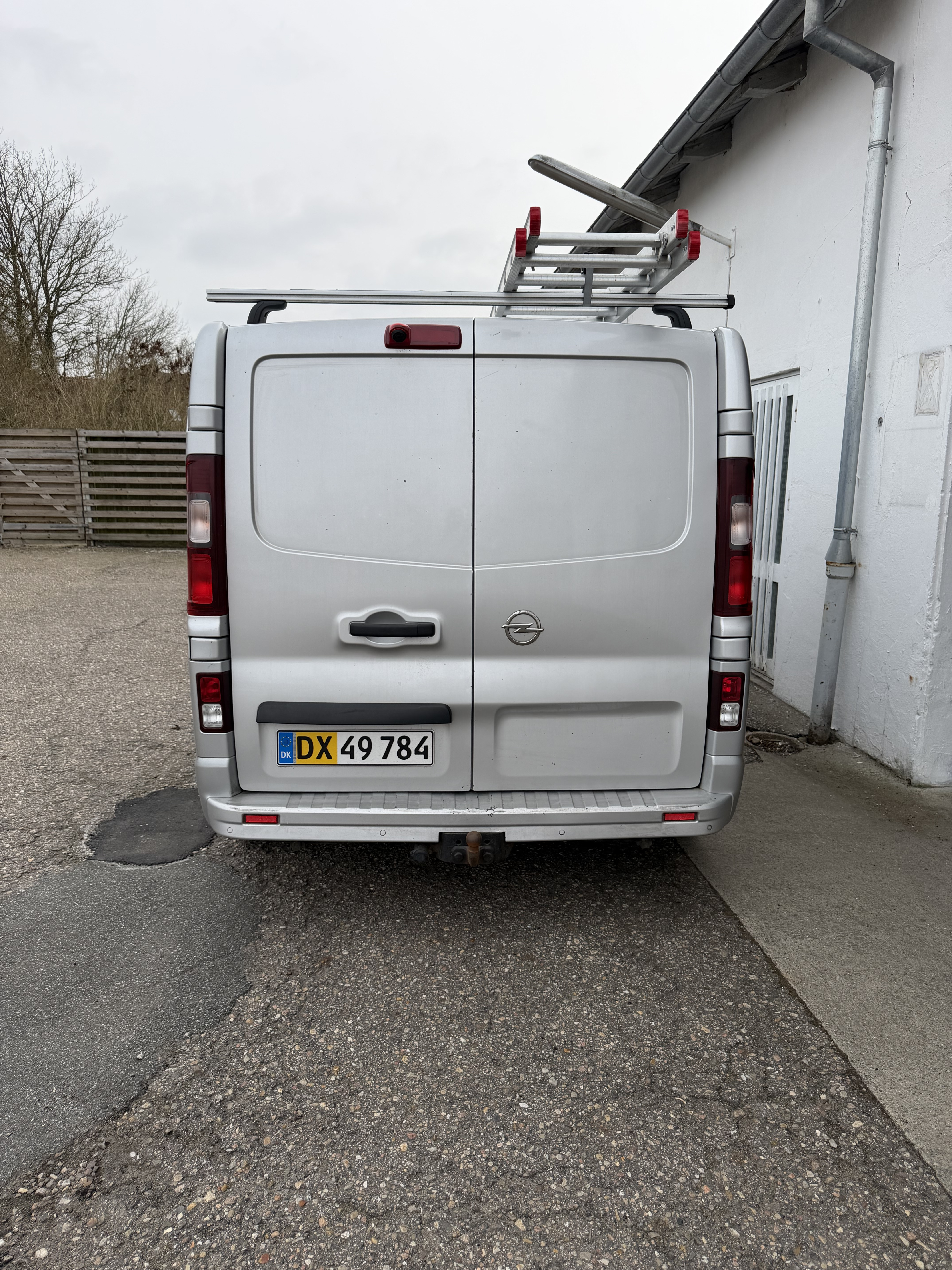 Sølv Opel Vivaro fra 2015