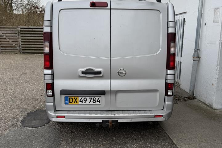 Sølv Opel Vivaro fra 2015