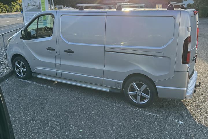 Sølv Opel Vivaro fra 2015