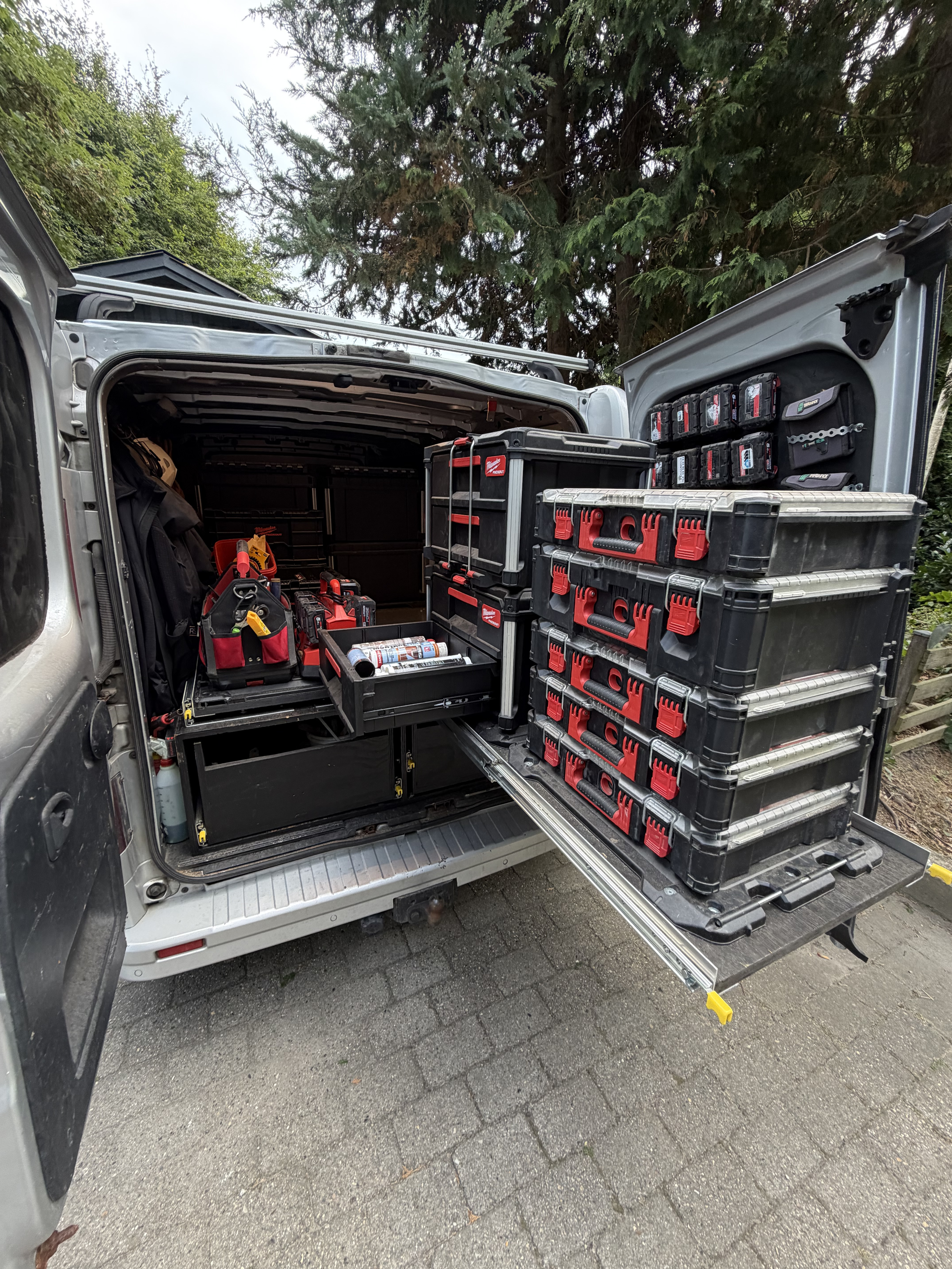 Sølv Opel Vivaro fra 2015