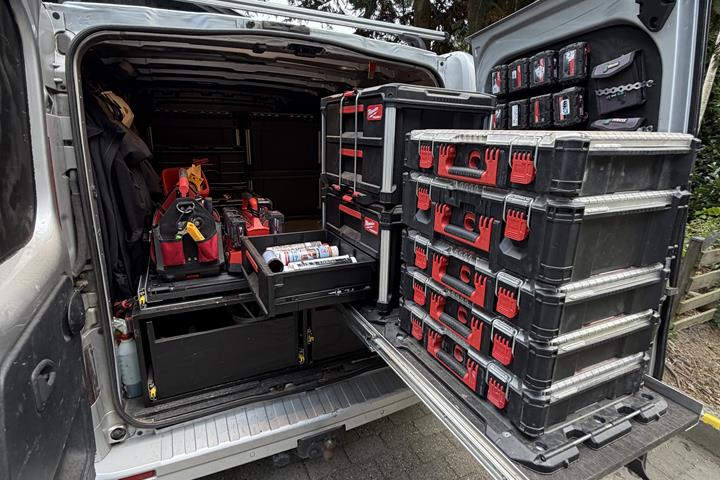 Sølv Opel Vivaro fra 2015