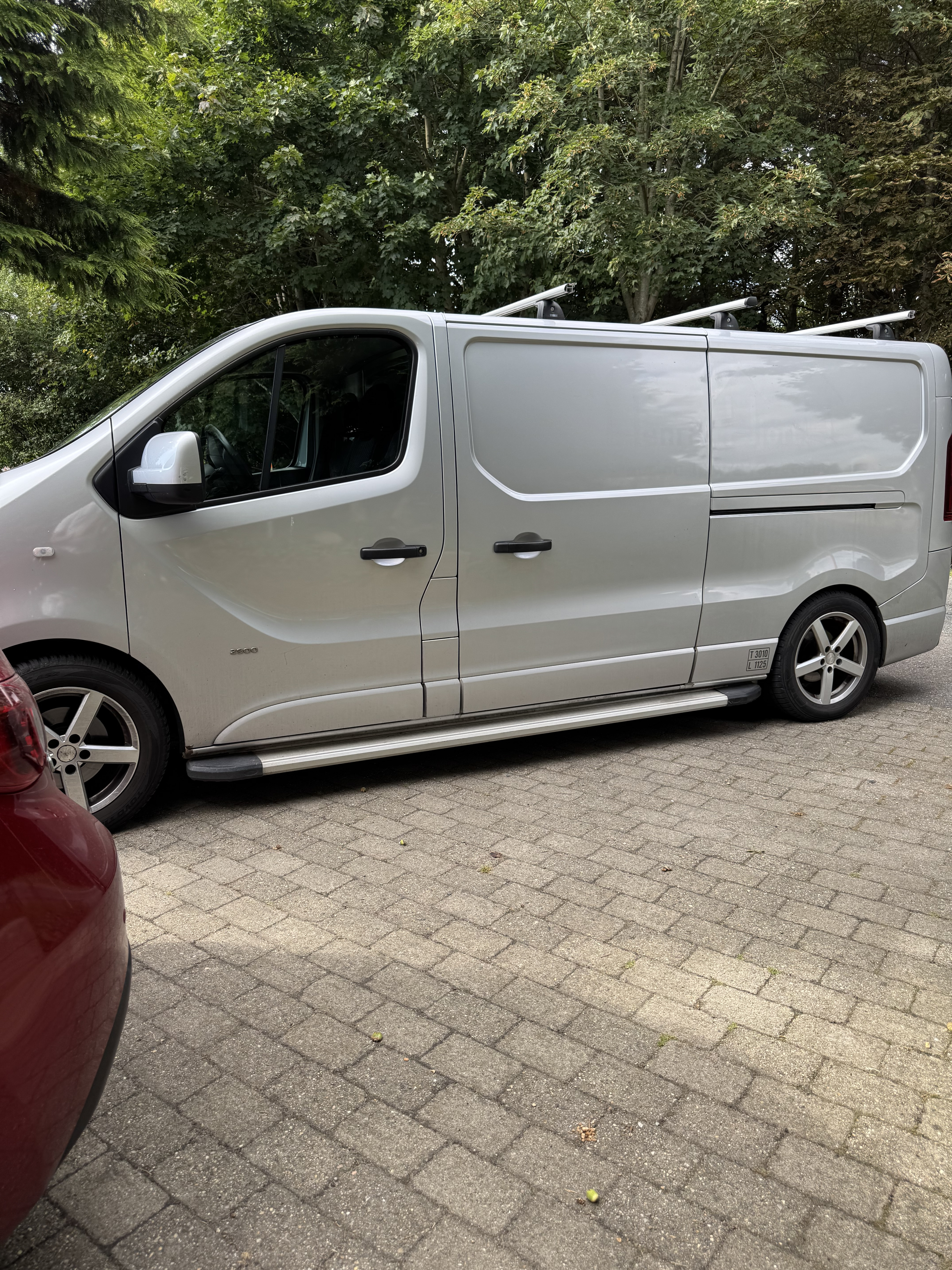Sølv Opel Vivaro fra 2015