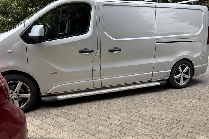 Sølv Opel Vivaro fra 2015
