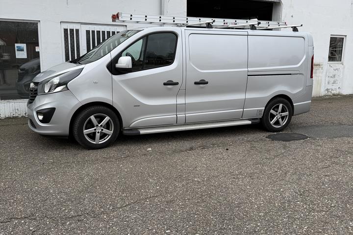 Sølv Opel Vivaro fra 2015