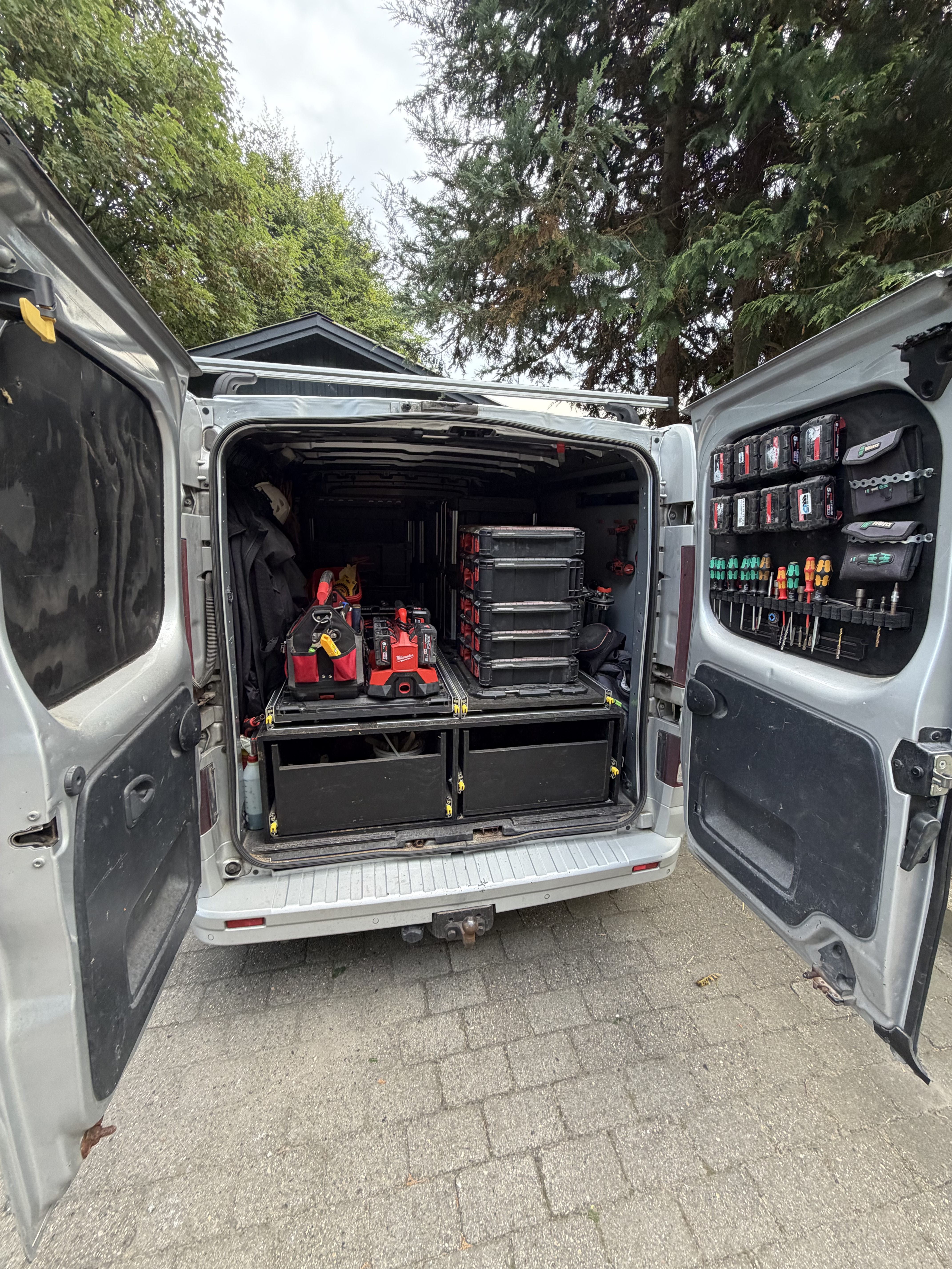 Sølv Opel Vivaro fra 2015