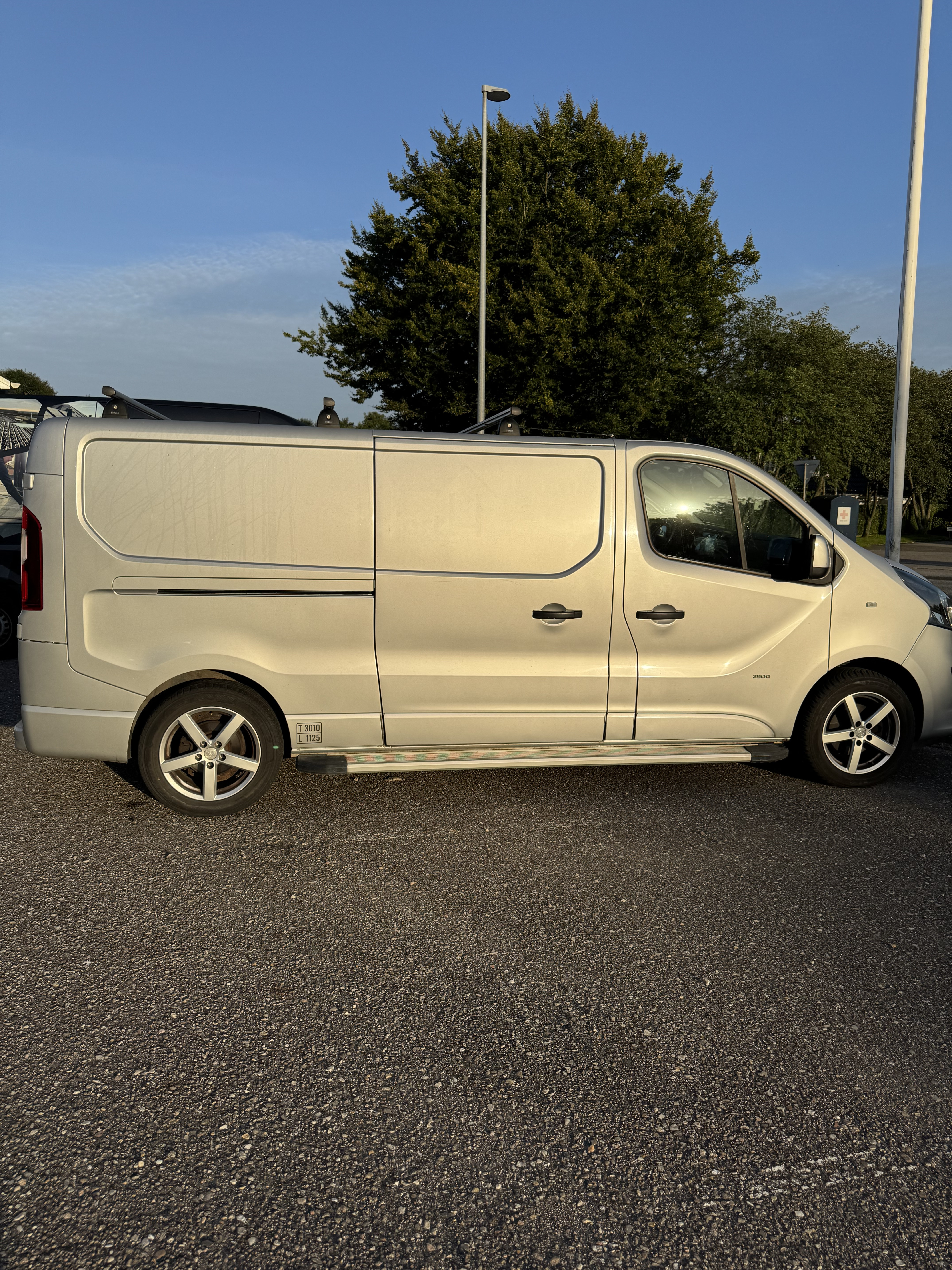 Sølv Opel Vivaro fra 2015