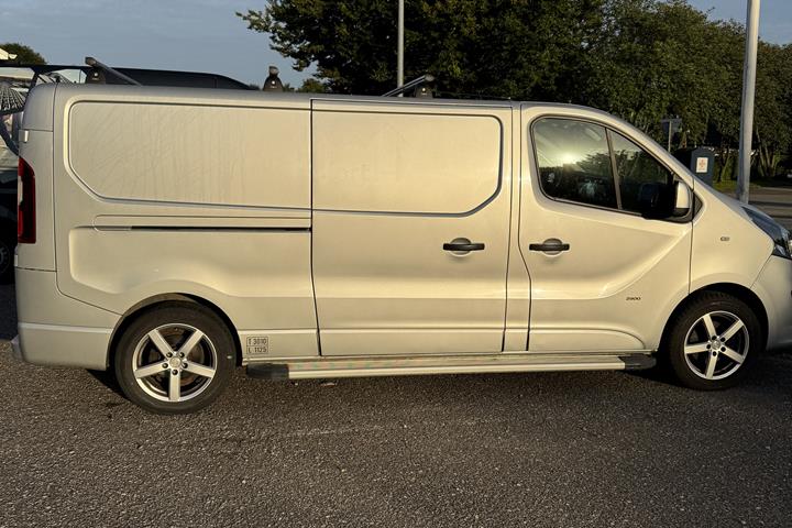 Sølv Opel Vivaro fra 2015