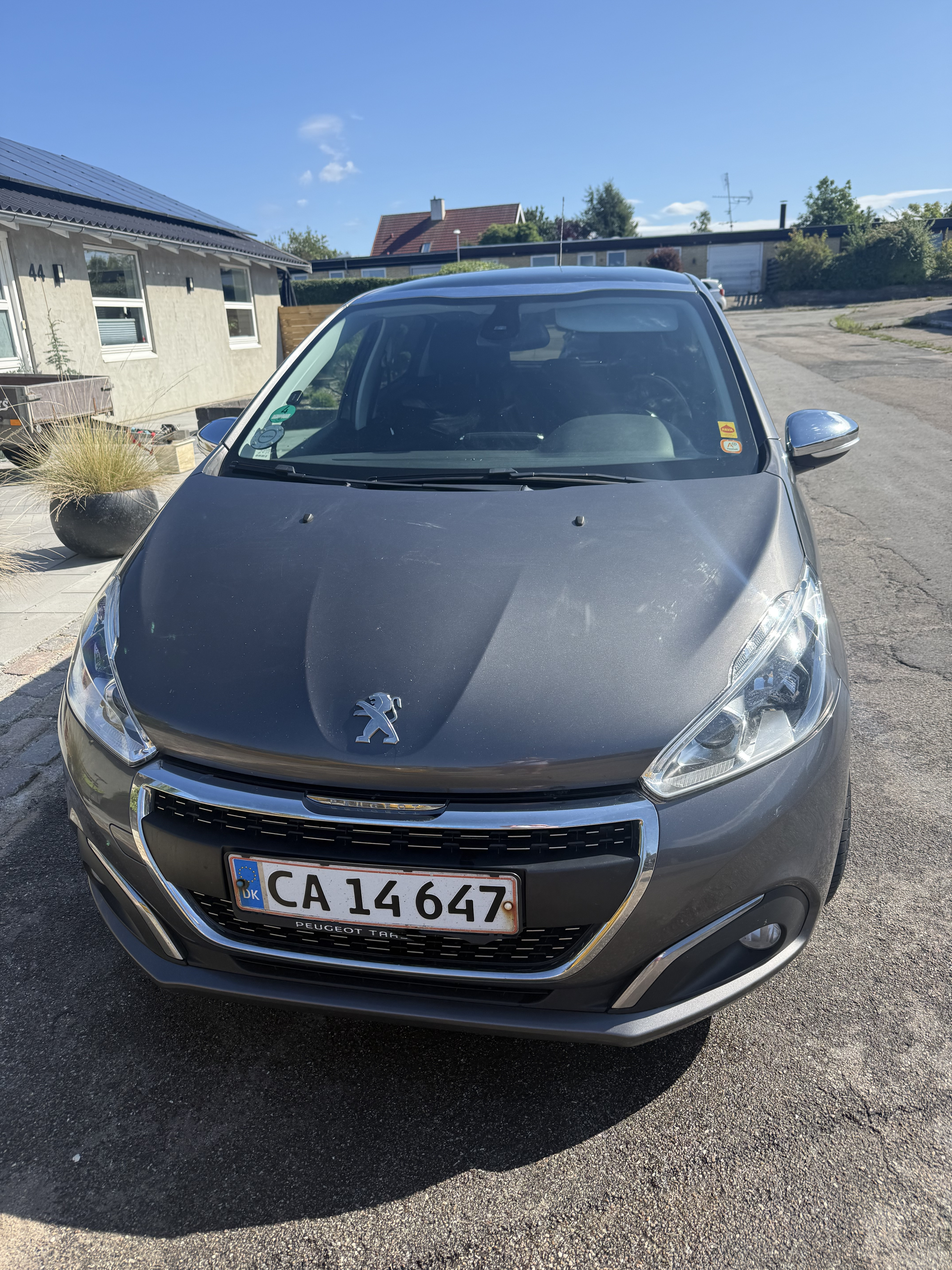 Grå Peugeot 208 fra 2018
