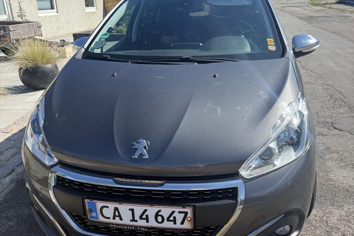 Grå Peugeot 208 fra 2018