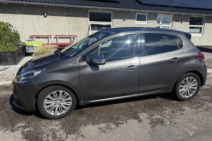 Grå Peugeot 208 fra 2018