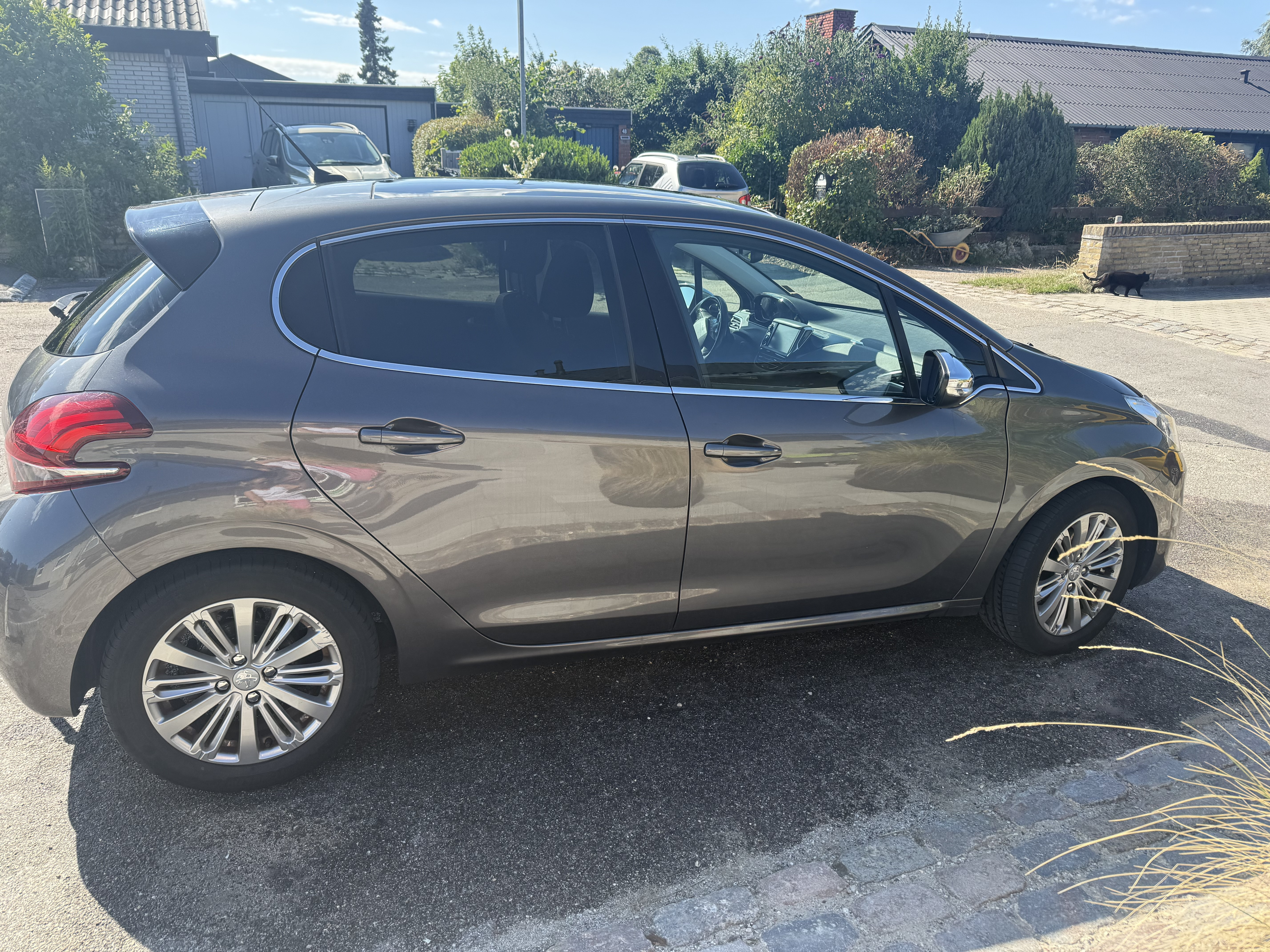 Grå Peugeot 208 fra 2018
