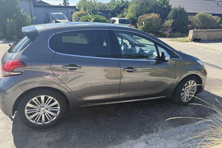 Grå Peugeot 208 fra 2018