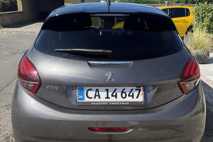 Grå Peugeot 208 fra 2018
