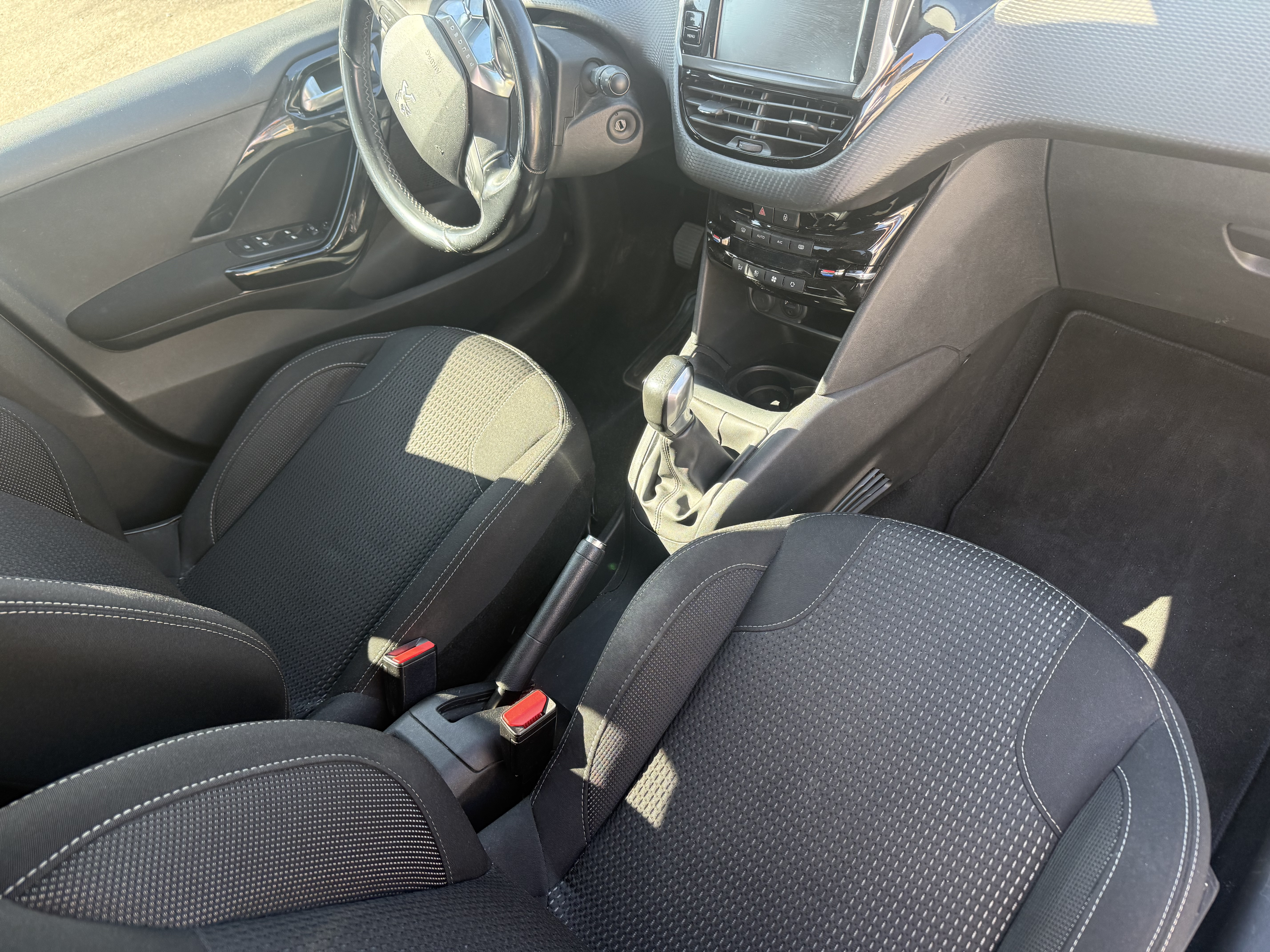 Grå Peugeot 208 fra 2018