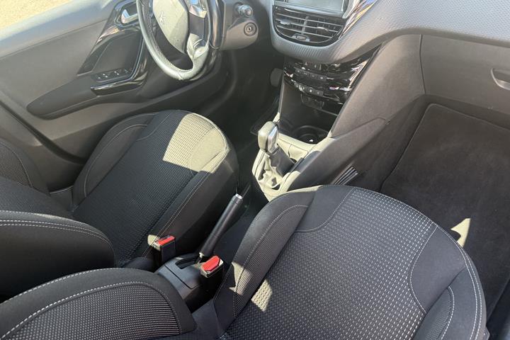 Grå Peugeot 208 fra 2018