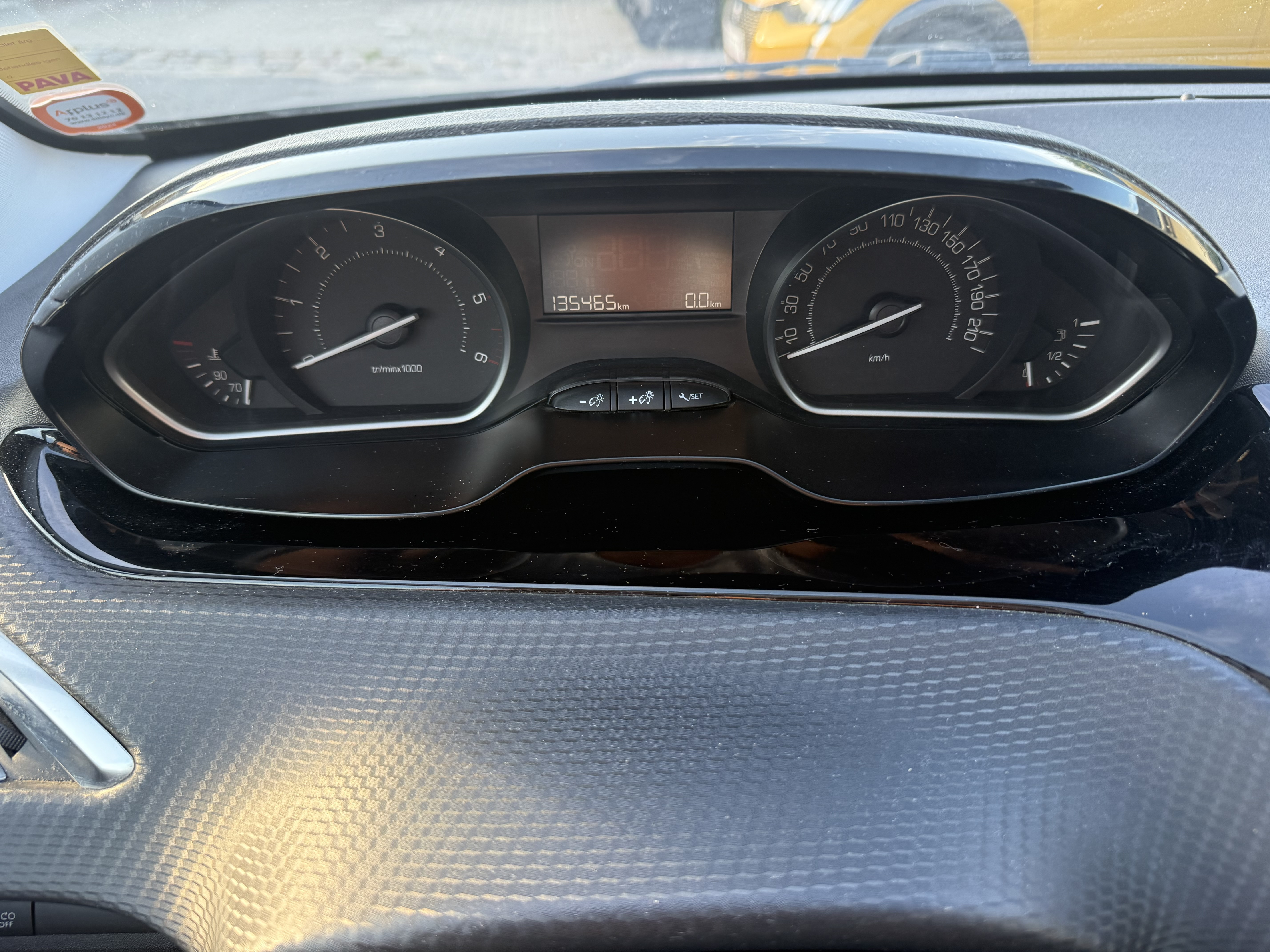 Grå Peugeot 208 fra 2018
