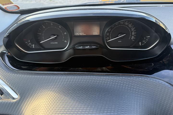 Grå Peugeot 208 fra 2018