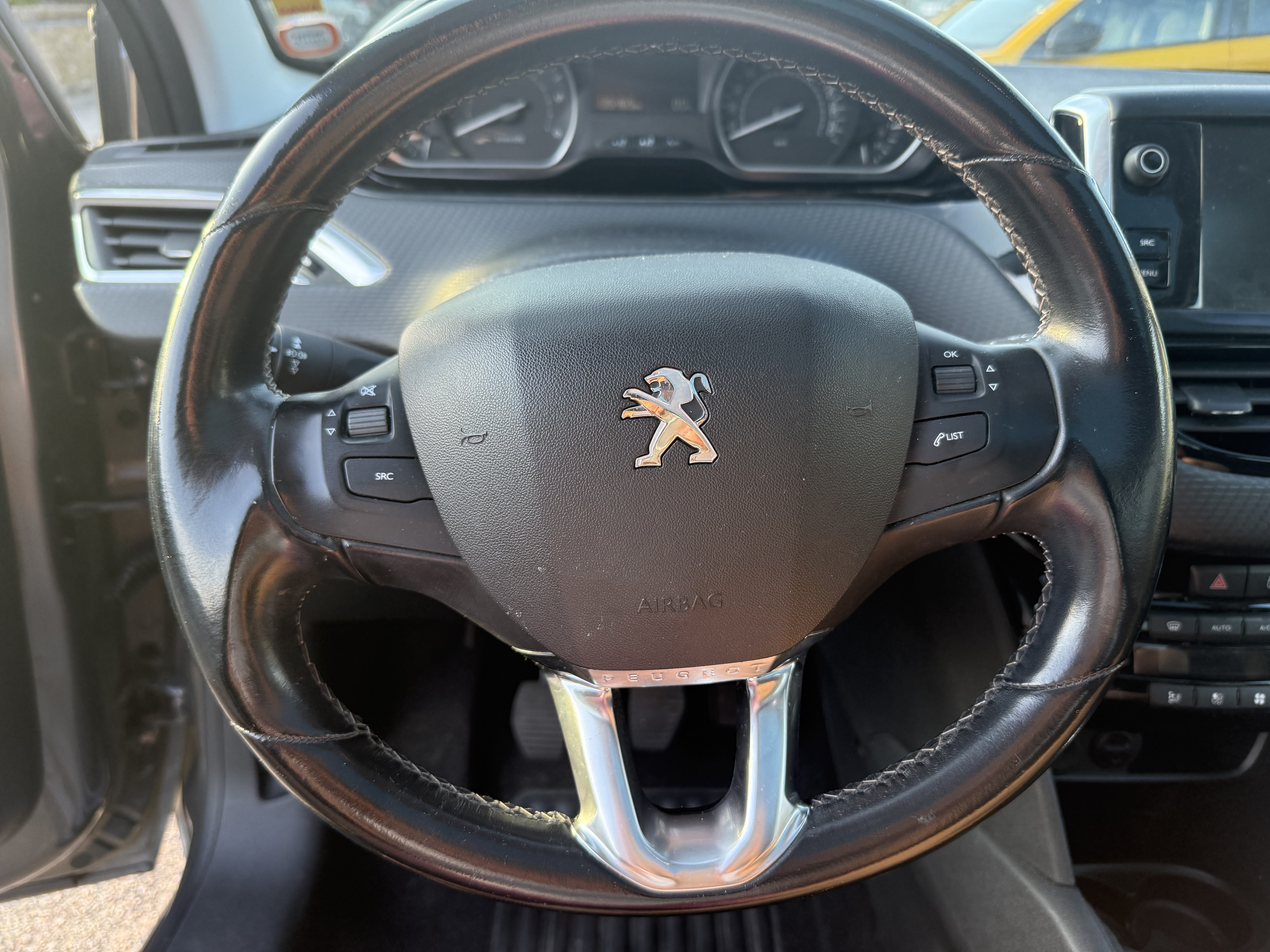 Grå Peugeot 208 fra 2018