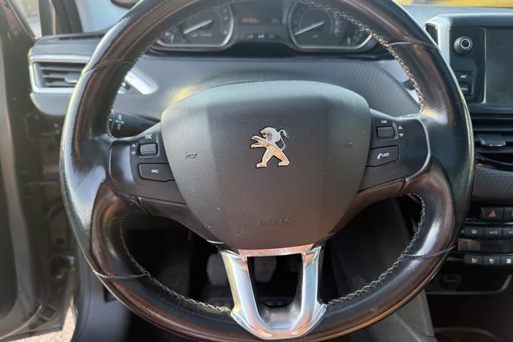 Grå Peugeot 208 fra 2018