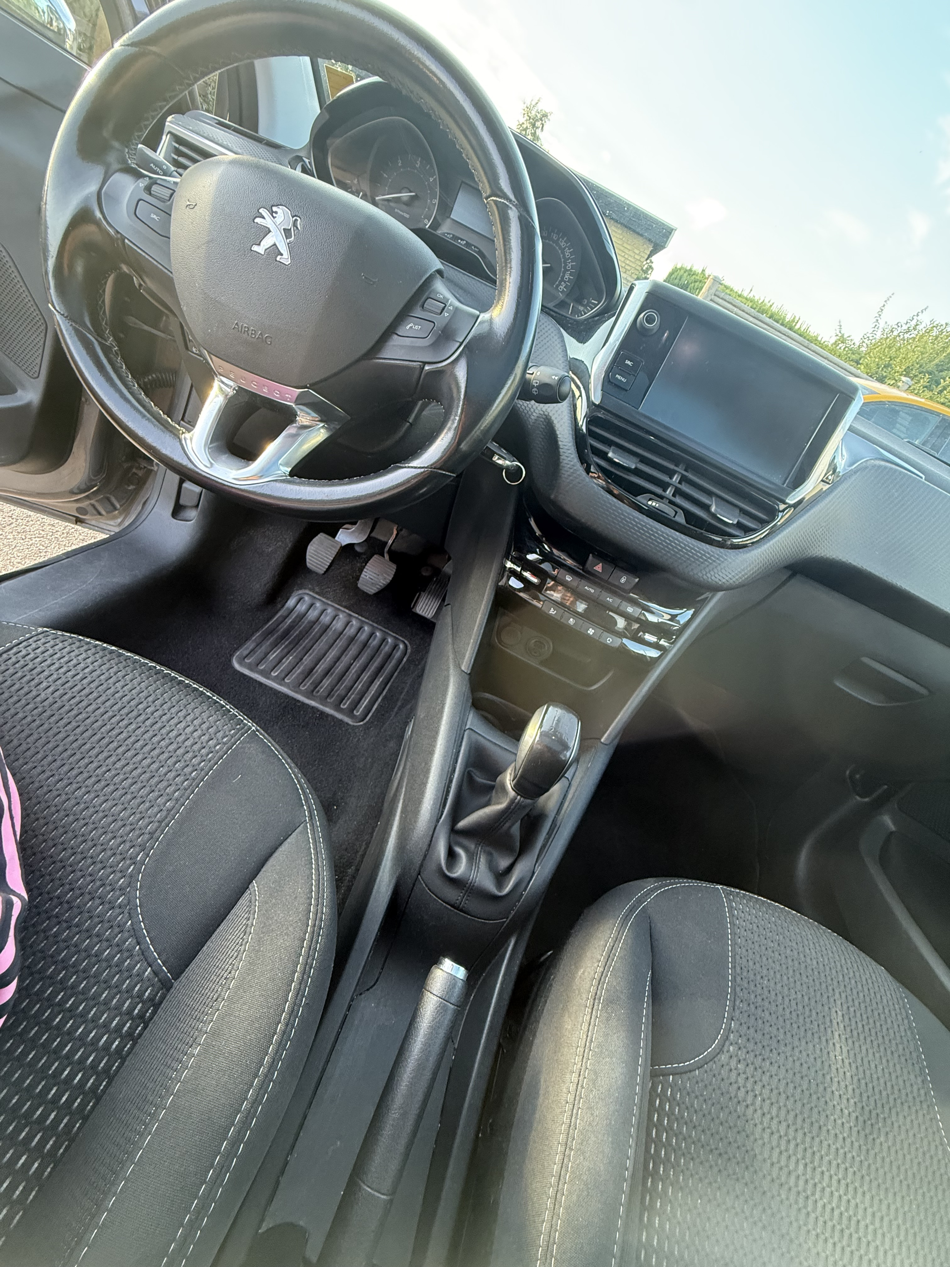 Grå Peugeot 208 fra 2018