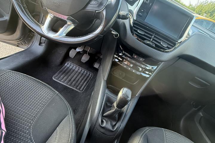 Grå Peugeot 208 fra 2018