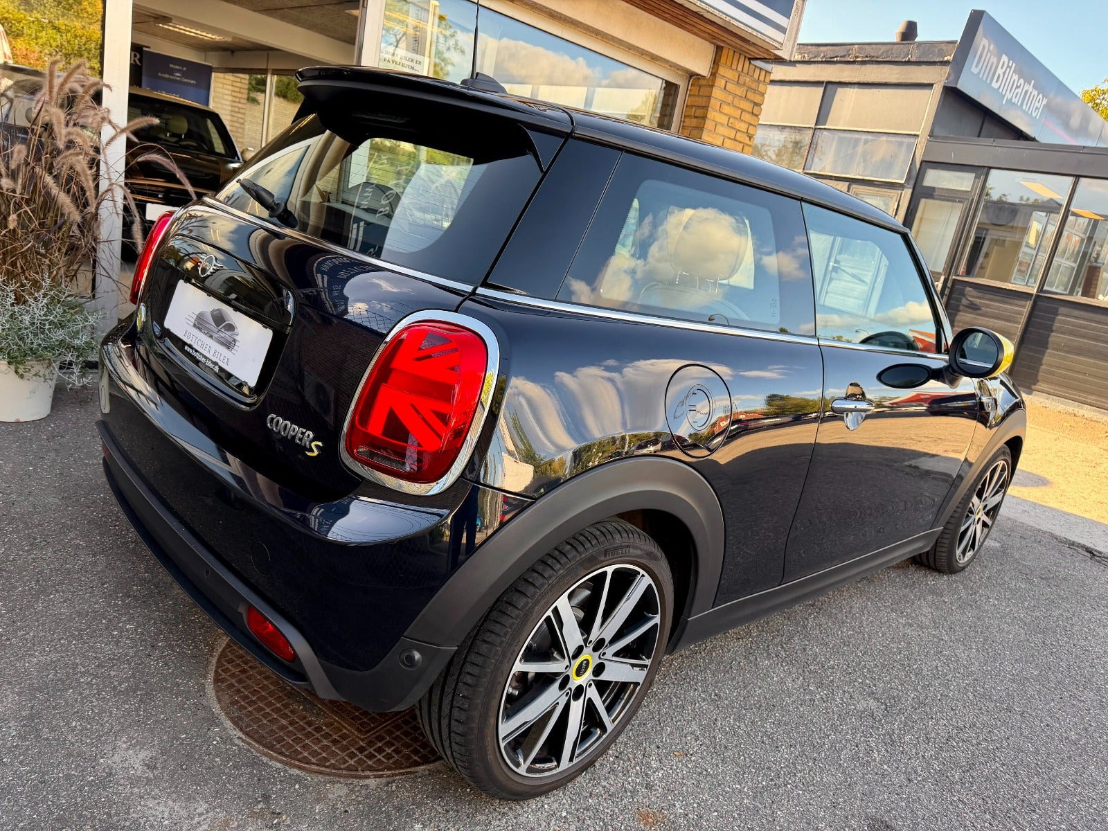 Sort Mini Cooper SE fra 2022