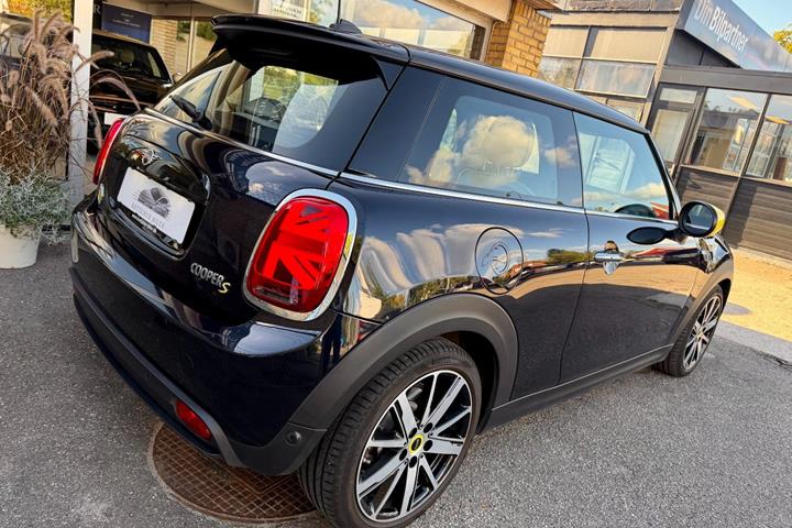 Sort Mini Cooper SE fra 2022