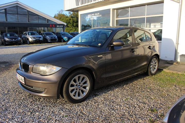 Grå BMW 120i fra 2007
