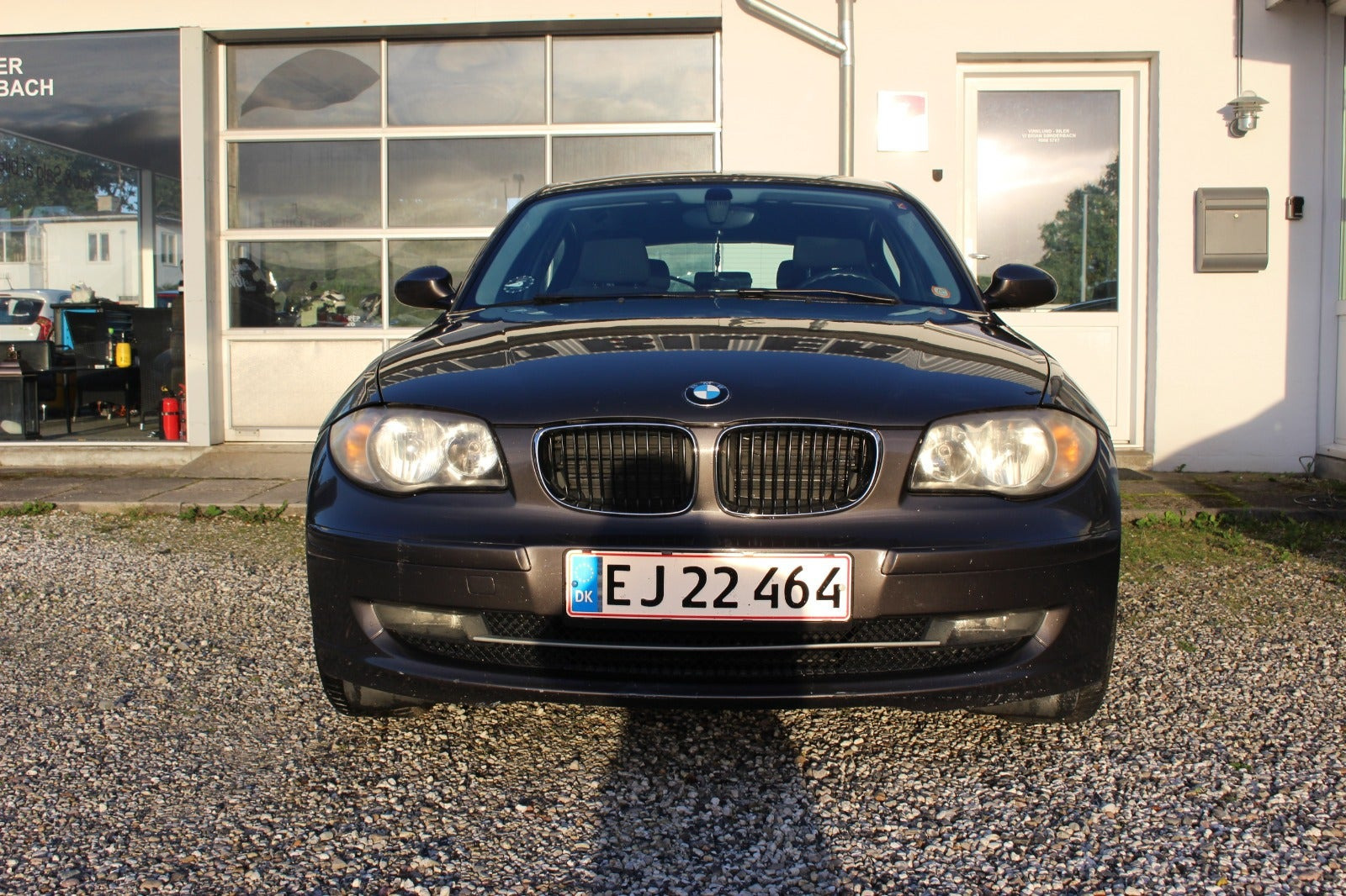 Grå BMW 120i fra 2007