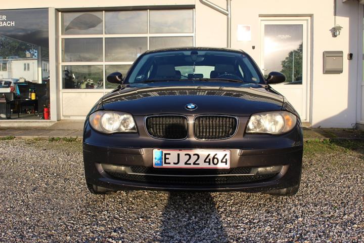 Grå BMW 120i fra 2007