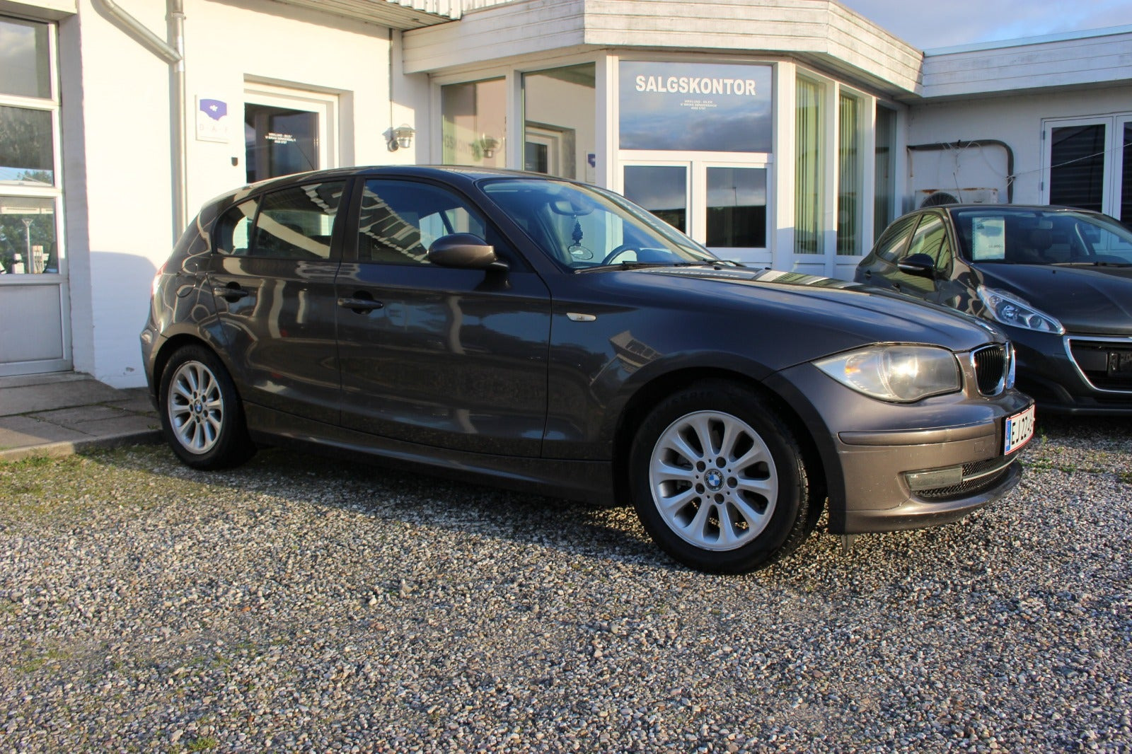 Grå BMW 120i fra 2007