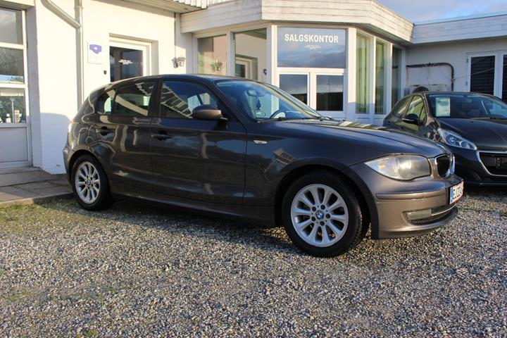 Grå BMW 120i fra 2007