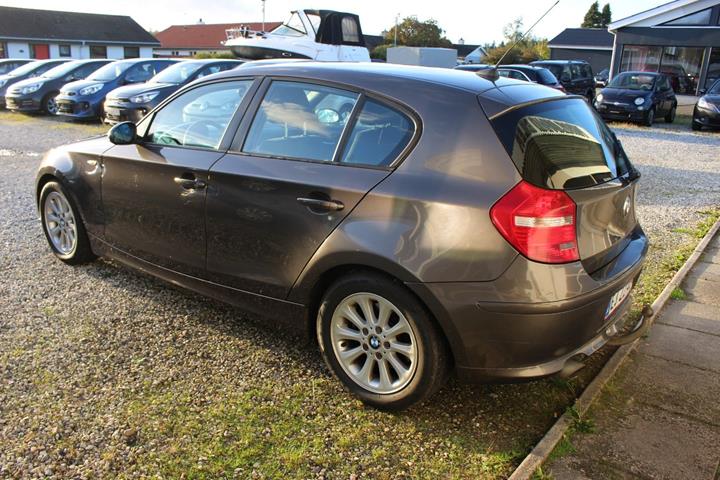 Grå BMW 120i fra 2007