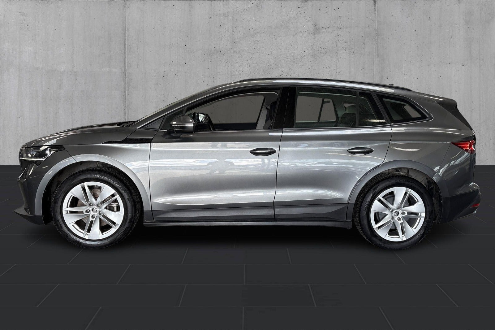 Grå Skoda Enyaq fra 2023