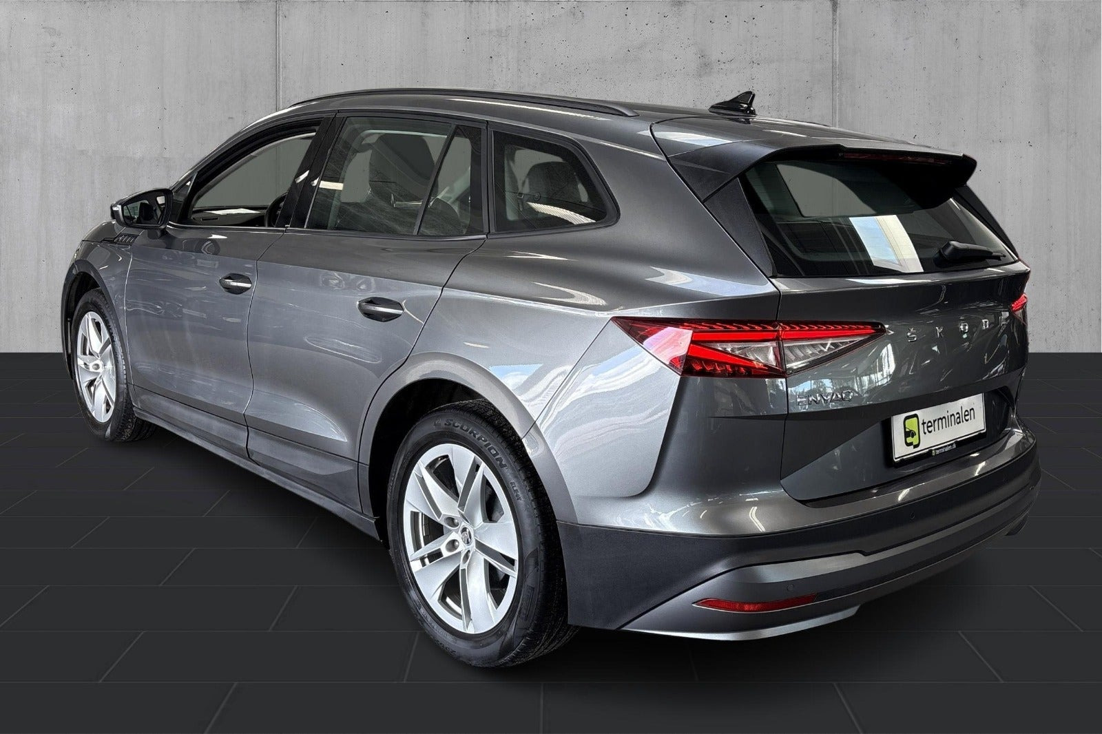 Grå Skoda Enyaq fra 2023